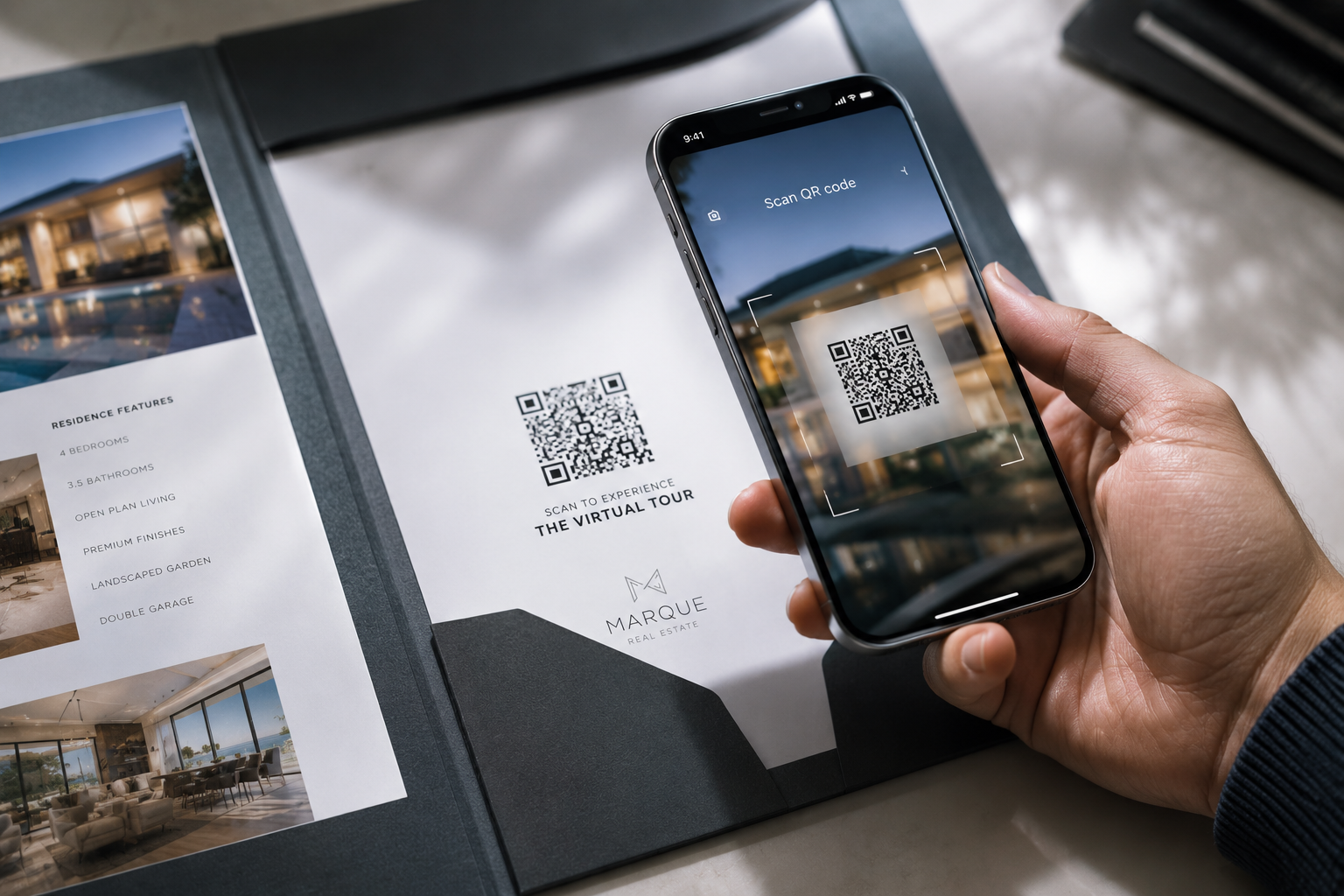 teczka z QR kodem i smarton skanuje kod