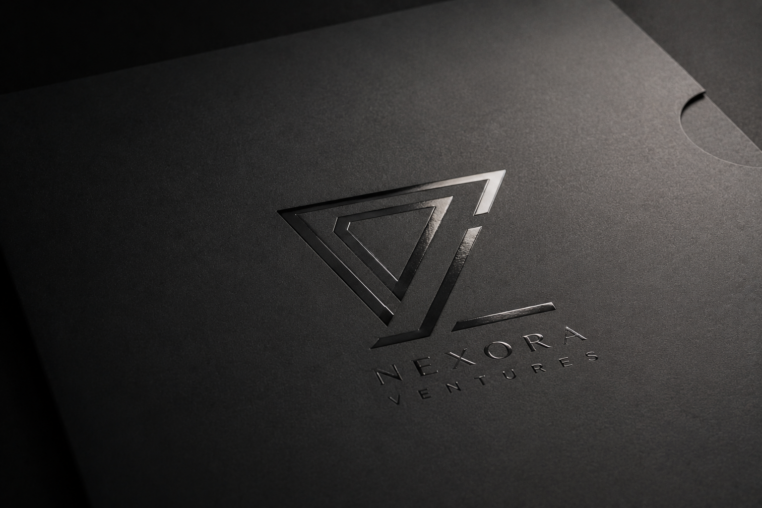 matowa teczka z blyszcacym logo wykonanym lakierem UV
