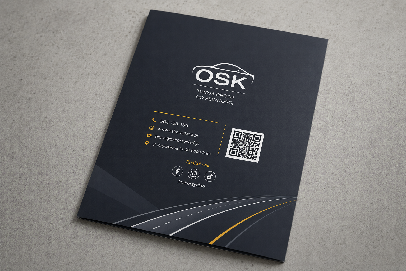 Teczka OSK – 6 Tył teczki ofertowej dla ośrodka szkolenia kierowców z czytelnymi danymi kontaktowymi i kodem QR.