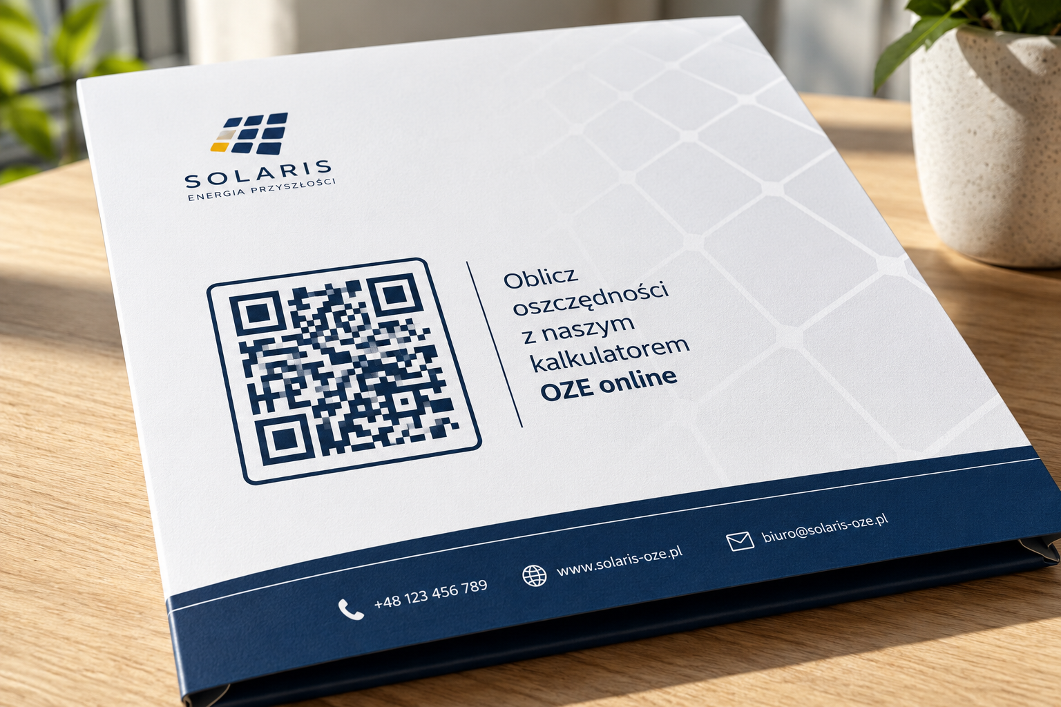 Tylna okładka teczki firmowej z czytelnym kodem QR prowadzącym do kalkulatora oszczędności energii.