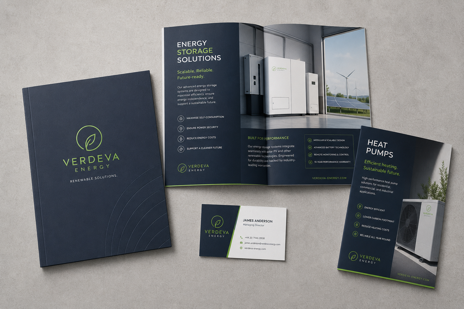 Spójny zestaw materiałów promocyjnych dla firmy OZE: teczka A4 z logo, katalog magazynów energii i ulotki.