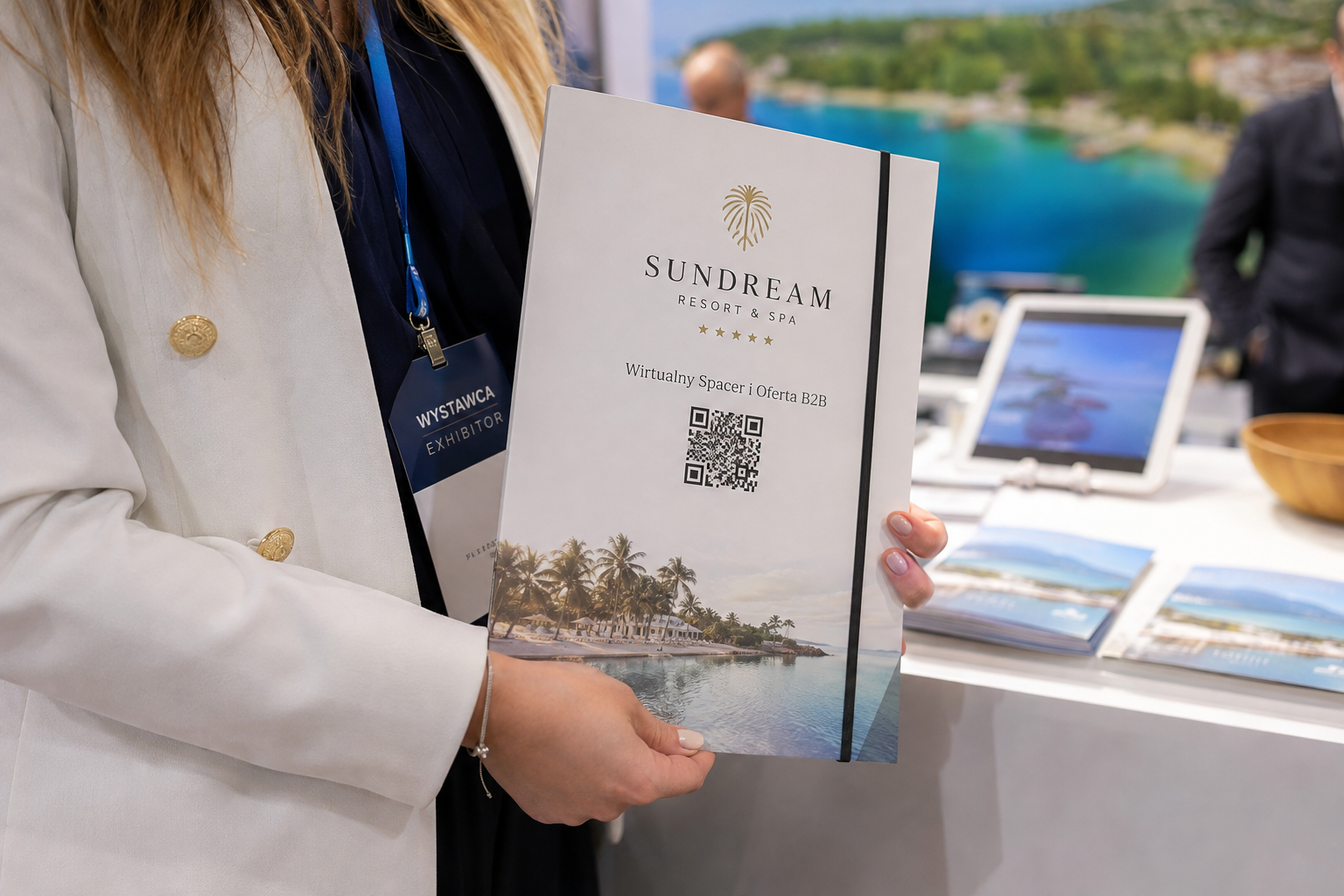 Teczka A4 zamykana na gumkę z logo hotelu i kodem QR przygotowana na targi turystyczne.