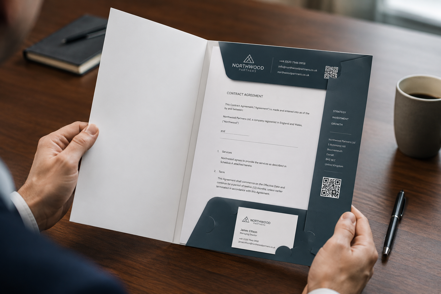 teczka A5 z trzema skrzydelkami-3 Zbliżenie na dwustronnie zadrukowaną teczkę A5 z trzema skrzydełkami, kodem QR i włożoną wizytówką.